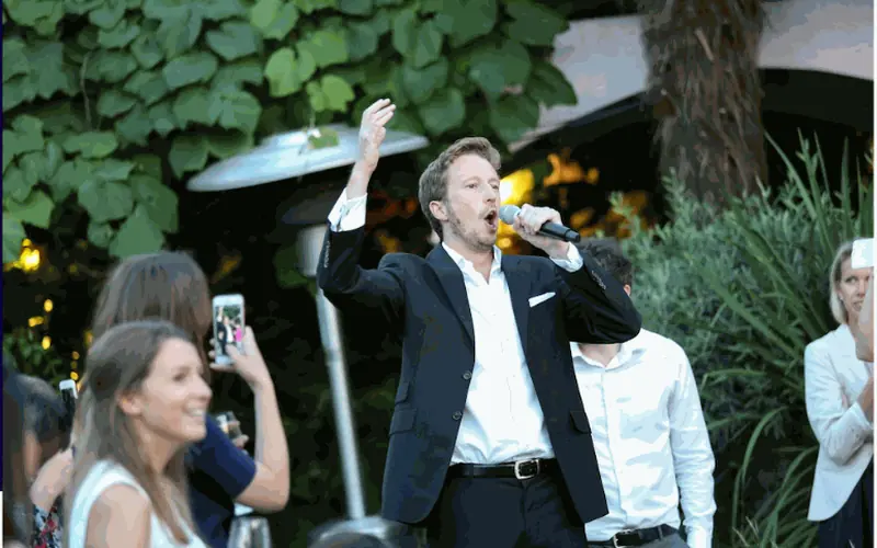 Singing waiters